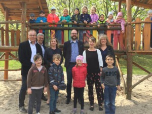 Gruppenbild Schlumpfenhaus © Sächsisches Staatsministerium für Kultus Kultusminister Christian Piwarz mit Team und Kindern der Pirnaer Kita "Schlumpfenhaus"