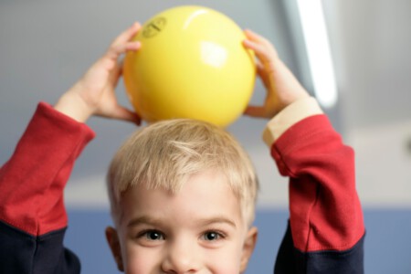 Kind mit Ball_pexels BOOM Photography